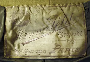 Label met tekst Henri Petit / Brevete / 5 Bould. MalesherbesParis