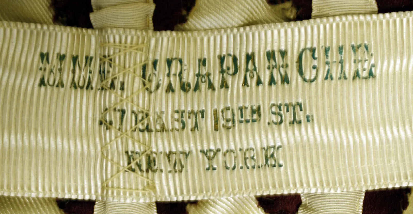 Etiquette avec texte MME. GRAPANCHE / 47 EAST 19th ST. / NEW YORK
