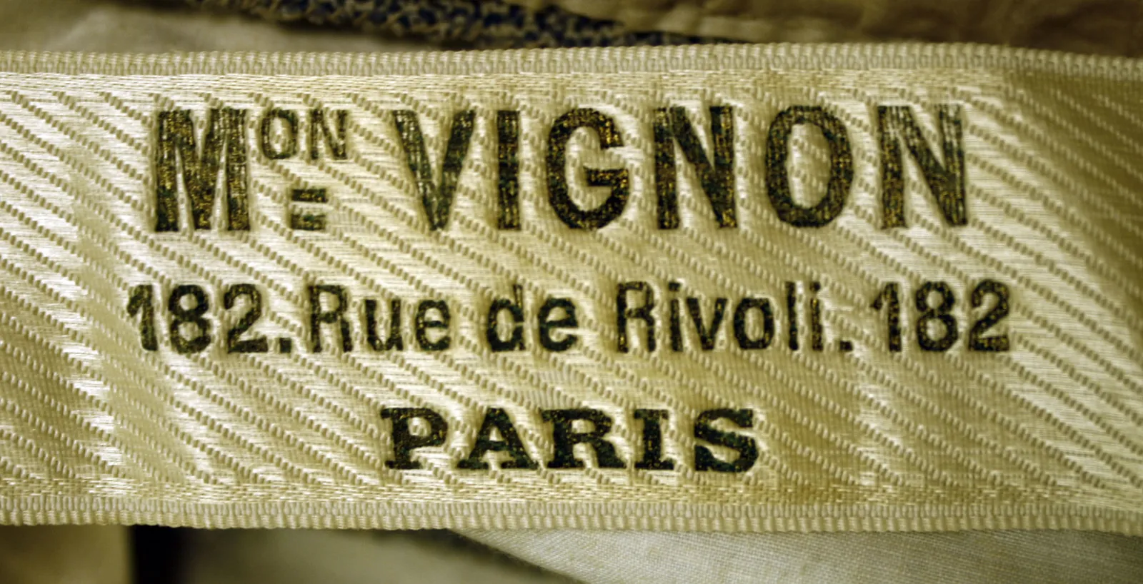 Label met tekst MON VIGNON / 182. Rue de Rivoli. 182 / PARIS