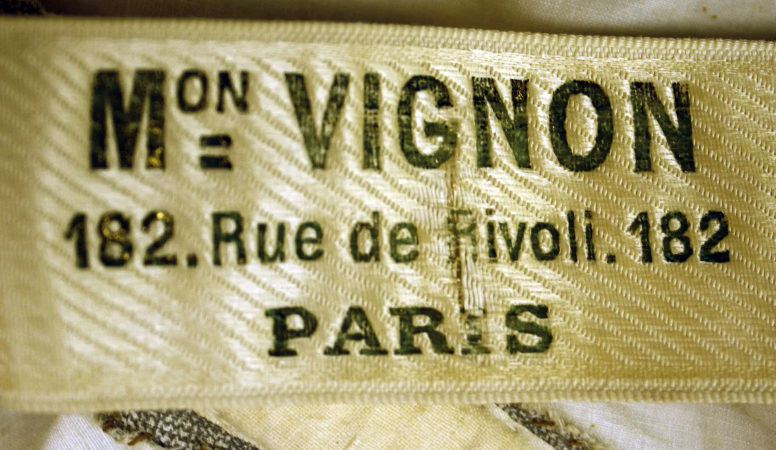 Label with textMON VIGNON / 182. Rue de Rivoli. 182 / PARIS