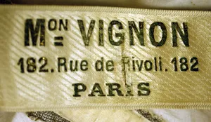 Label met tekst MON VIGNON / 182. Rue de Rivoli. 182 / PARIS