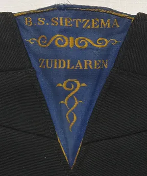 Label met tekst B.S. Sietzema / Zuidlaren