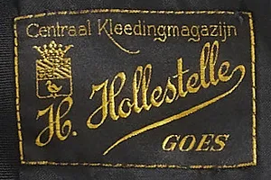 Label met tekst Centraal Kleedingmagzijn / H. Hollestelle / Goes