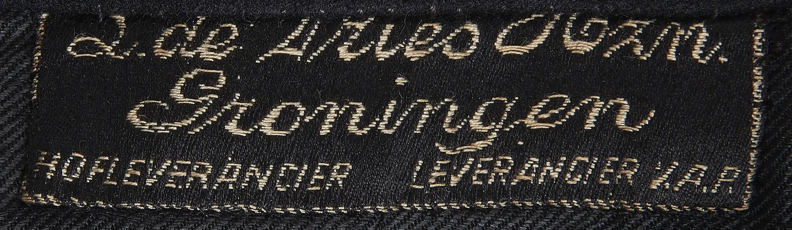 Label with textL. de Vries Hzn. / Groningen / Hofleverancier / Leverancier V.A.P.