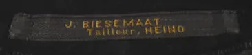 Etiquette avec texte J. Biezemaat / Tailleur / Heino