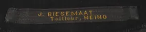Label met tekst J. Biezemaat / Tailleur / Heino