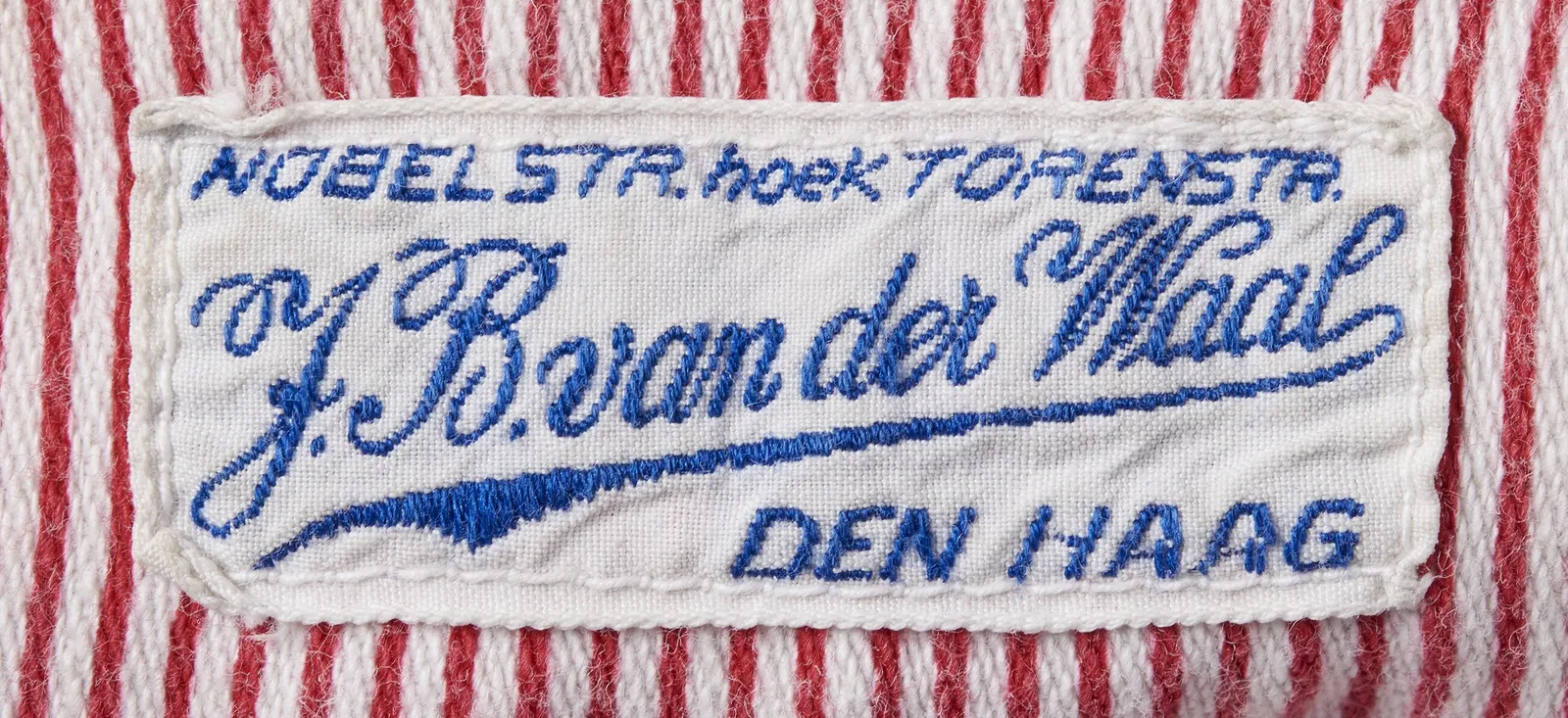 Label met tekst NOBELSTR. hoek TORENSTR. / J.B. van der Waal / DEN HAAG