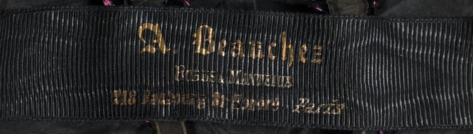 Etiquette avec texte A. Beauchez / Robes & Manteaux / 218 Faubourg St Honoré Paris