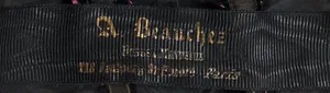 Label met tekst A. Beauchez / Robes & Manteaux / 218 Faubourg St Honoré Paris