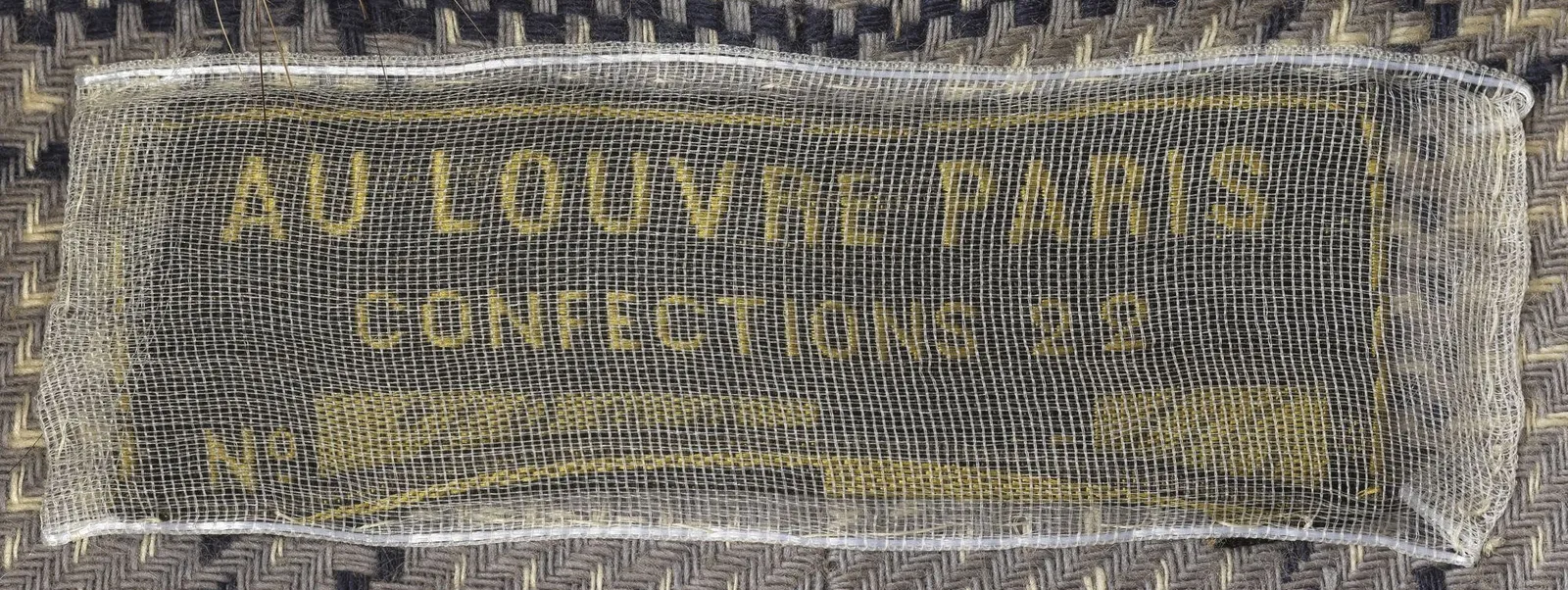 Label met tekst AU LOUVRE Paris, confections 22 nº 7838
