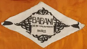Label met tekst BABANI / 98 Bd HAUSSMANN / PARIS
