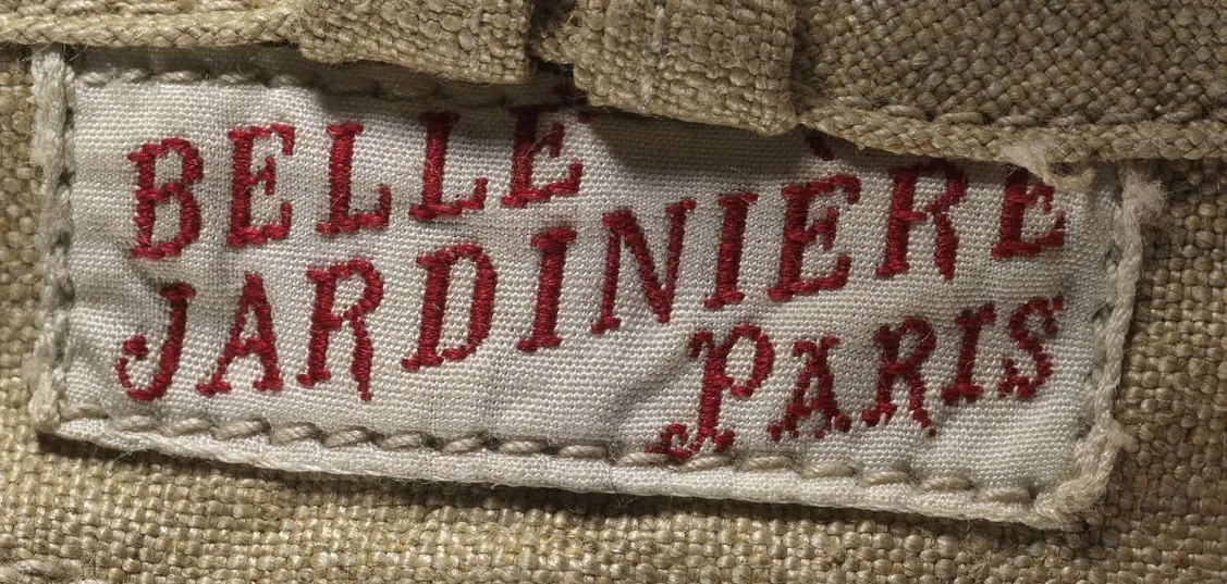 Label met tekst BELLE / JARDINIERE / PARIS