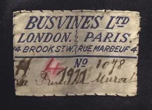 Label met tekst BUSVINE Ltd / LONDON PARIS / 4 Brook St W. / rue Marboeuf 4