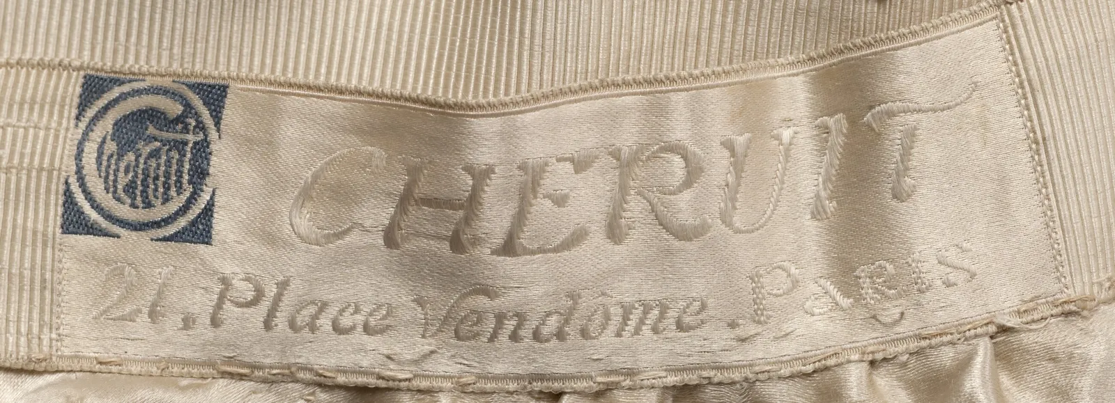 Etiquette avec texte CHERUIT / 21, Place Vendôme PARIS