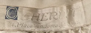 Label met tekst CHERUIT / 21, Place Vendôme PARIS