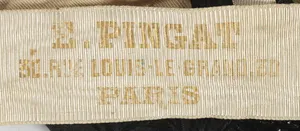 Label met tekst E. PINGAT / 30. RUE LOUIS-LE-GRAND .30 / PARIS