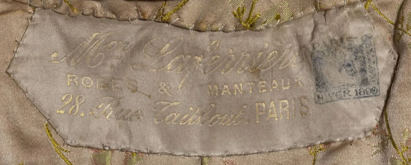 Etiquette avec texte Laferrière Robes et manteaux / 28 rue Taitbout, Paris Hiver 1899