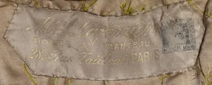 Label met tekst Laferrière Robes et manteaux / 28 rue Taitbout, Paris Hiver 1899