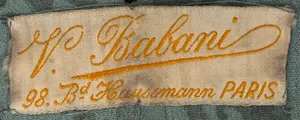 Label met tekst V. Babani / 98. Bd Haussmann / PARIS