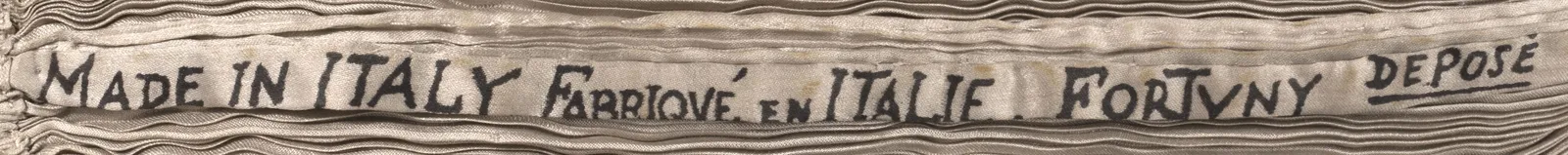 Label met tekst MADE IN ITALY FABRIQUE EN ITALIE. FORTUNY DEPOSE