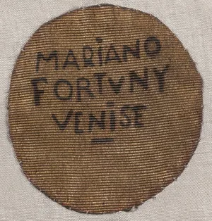 Label met tekst MARIANO / FORTUNY / VENISE