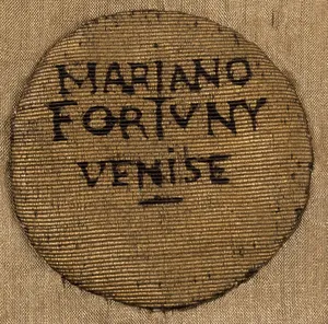 Label met tekst MARIANO / FORTUNY / VENISE