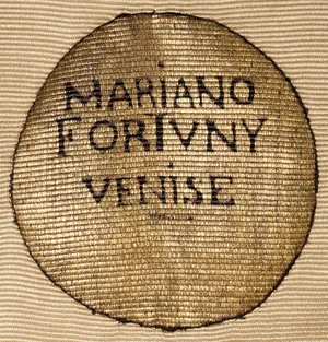Label met tekst MARIANO / FORTUNY / VENISE