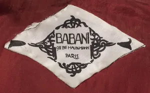 Label met tekst BABANI / 98 Bd HAUSSMANN / PARIS