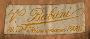 Label met tekst V Babani / 98. Bd Haussmann / PARIS