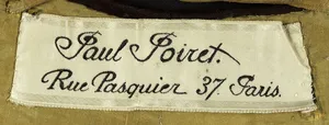 Label met tekst Paul Poiret. Rue Pasquier 37 Paris