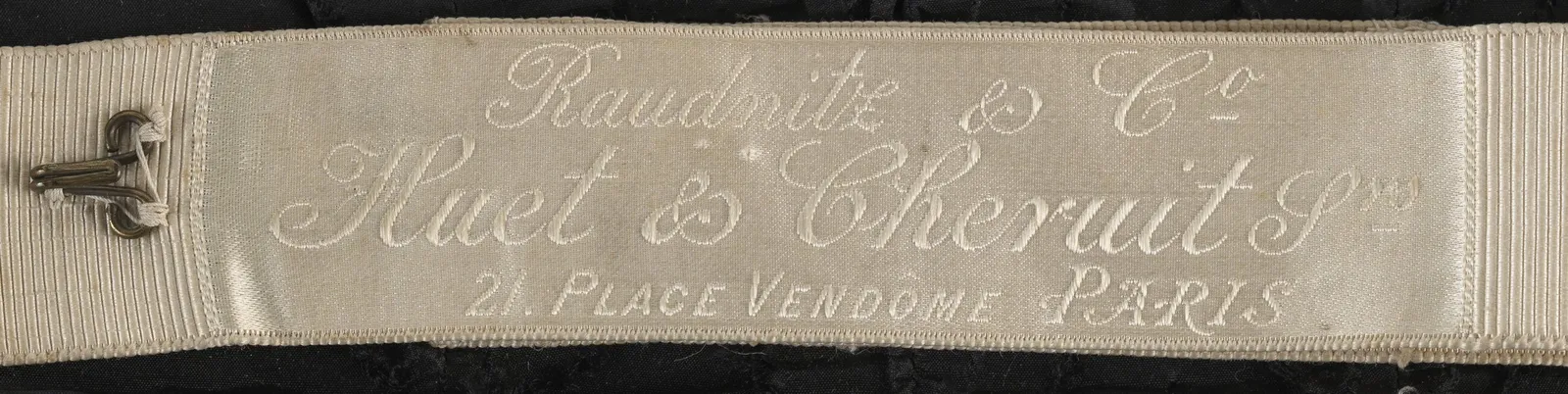 Etiquette avec texte Maison Raudnitz & Co / Huet & Cheruit Srs / 21. PLACE VENDOME PARIS