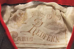 Label met tekst Breveté / Redfern / Paris