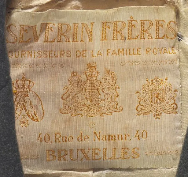 Etiquette avec texte SEVERIN FRERES Fournisseurs de la Famille Royale 40, rue de Namur, 40 BRUXELLES