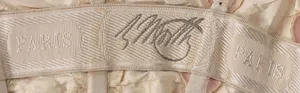 Label met tekst C. Worth / Paris