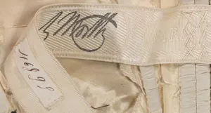 Label met tekst WORTH Paris nº 46895
